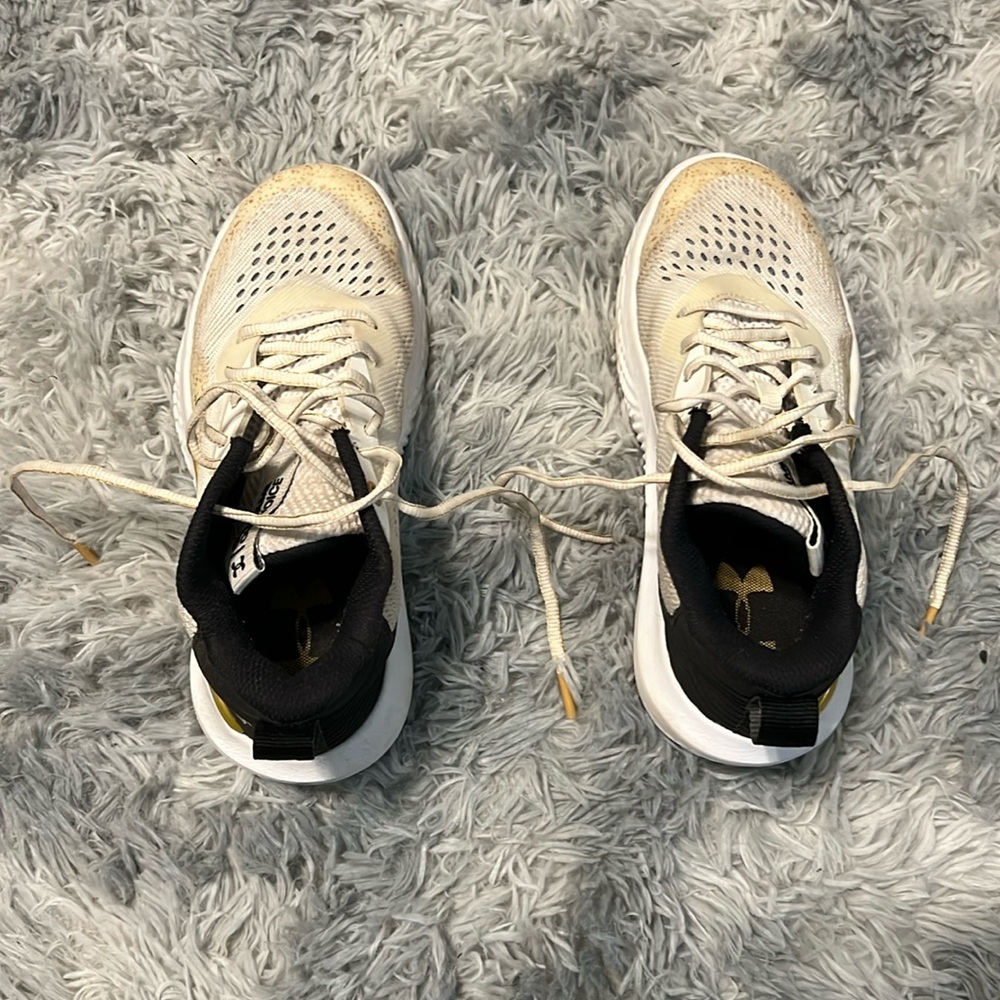 8.5 women’s under armour basketball sneakers